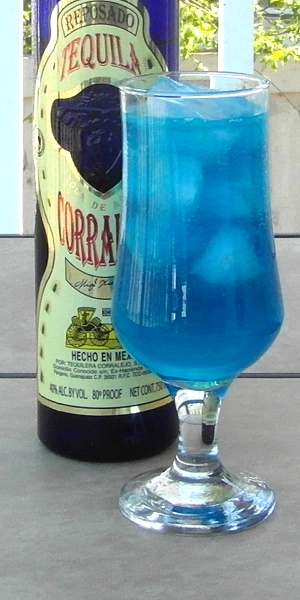 Ly Cocktail Deep Blue màu xanh dương rực rỡ và lát chanh tươi mát